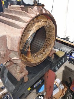Model silnika trójfazowego: brak tabliczki znamionowej, 52 kg, 36 żłobków, wał 32mm
