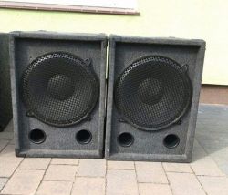 Czy końcówka mocy Reloop RPA 2900 wystarczy do 2 basów 500W?