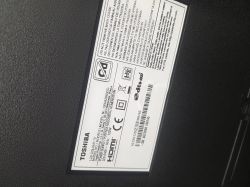 Etykieta informacyjna na tylnej obudowie telewizora Toshiba 50UA2063DG