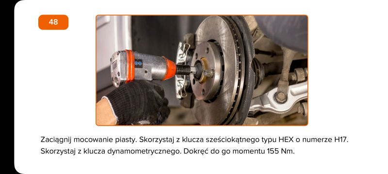 Osoba używająca klucza dynamometrycznego do dokręcania śruby przegubu w samochodzie.