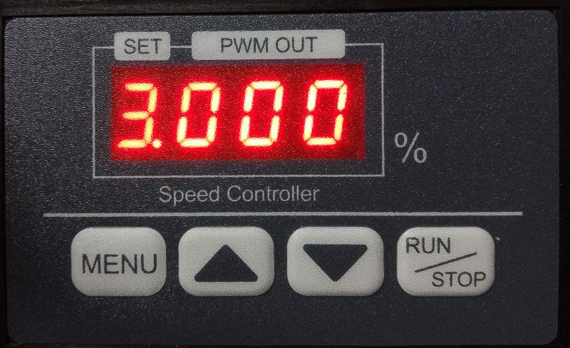 Panel sterownika prędkości PWM z czerwonym wyświetlaczem „3.000%” i przyciskami MENU, strzałki, RUN/STOP