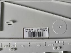 Etykieta płyty głównej ELPW 5681-R z datą produkcji.