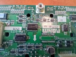 Fragment płytki PCB z układami scalonymi, kondensatorami i złączami.