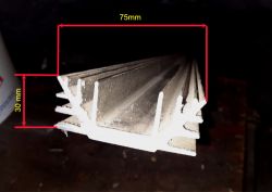 Profilowany radiator aluminiowy o wymiarach 75 mm na 30 mm.
