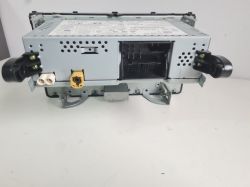 Tył radia samochodowego z widocznymi złączami i etykietami.