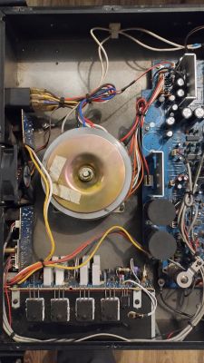 Wnętrze wzmacniacza z widocznymi przewodami i komponentami elektronicznymi.