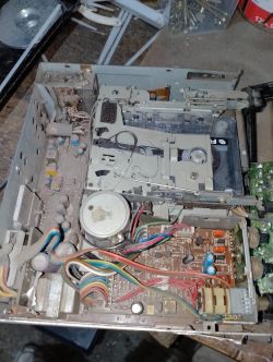 Wnętrze starego radia z widocznymi podzespołami elektronicznymi i mechanizmem kasetowym.