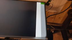 Monitor Acer z białymi pasami pionowymi po prawej stronie ekranu po włączeniu zasilania.