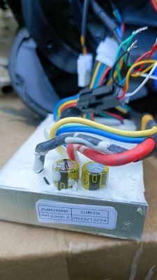 Zbliżenie na sterownik elektryczny z kolorowymi przewodami.