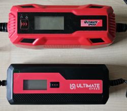 Dwa prostowniki marki Ultimate Speed, modele ULGD 5.0 C1 i ULGD 5.0 E4, leżące na stole.