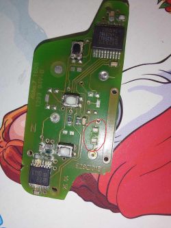 Jaki element odpadł z kluczyka do Citroen C4? Zdjęcie w linku