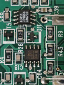 Zbliżenie płytki PCB z układami scalonymi, rezystorami SMD i oznaczeniami R9, R43, C18