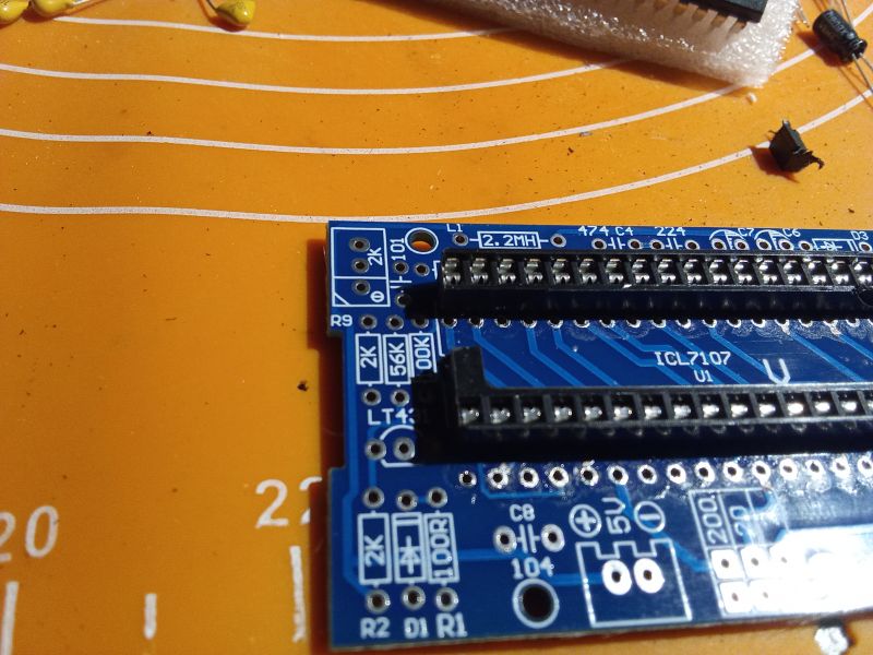 Jak złożyć woltomierz panelowy DIY z układem ICL 7107 z AliExpress? Sprawdzamy dokładność.