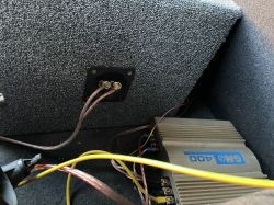 Czy dodanie otworu bass reflex do skrzyni trapezowej z głośnikiem Clarion WG3020 poprawi bas?