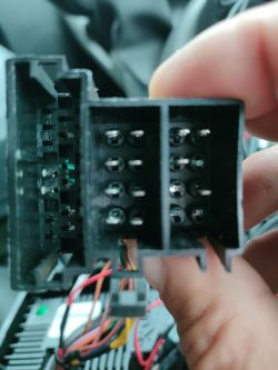 Zbliżenie na kostkę zasilania w samochodzie Citroen Jumper.