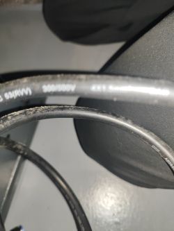 Zbliżenie na czarny przewód oznaczony jako 4x1,5 mm² 300/500V typu RVV