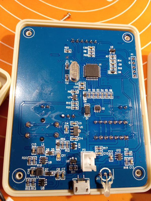 Wnętrze testera elektronicznego z widoczną płytką PCB i komponentami.