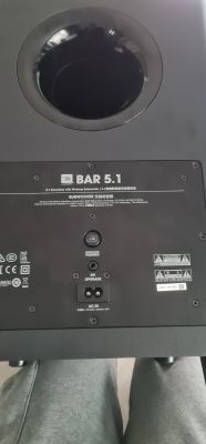 Tylna strona subwoofera JBL Bar 5.1 z panelami i złączami.