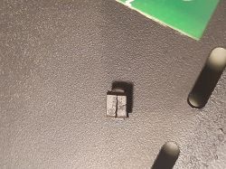 Mały czarny element SMD z logo ON w kółku i oznaczeniami „738” oraz „MX” na obudowie.