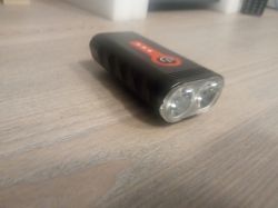 Ladowanie latarki rowerowej daozhimei 8000lm - świeci tylko pod ładowaniem