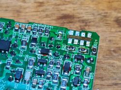 Zbliżenie na płytkę PCB sterownika z różnymi komponentami elektronicznymi.