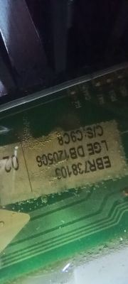 Odwrotna strona płytki drukowanej z oznaczeniami EBR738103 i LGE DB12U506.