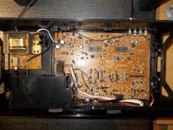 Wnętrze magnetofonu z widoczną płytą elektroniczną i okablowaniem.