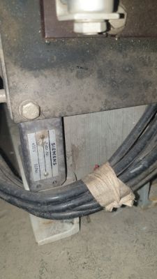 Zdjęcie transformatora Siemens z kablami i tabliczką znamionową.