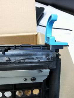 Konica 282: Błąd C2557, drukowanie czarnych stron mimo wymiany części, utwardzony toner