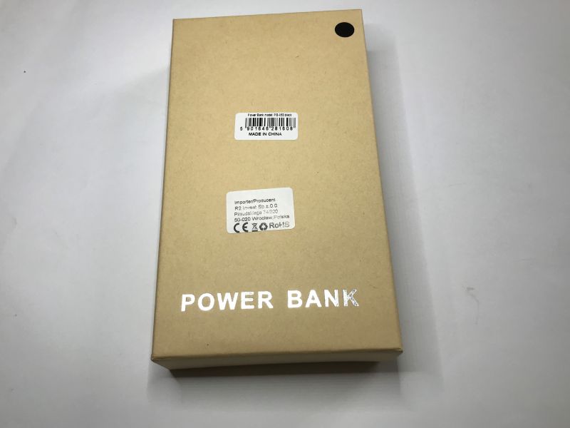 Brązowe opakowanie z napisem POWER BANK oraz etykietami z danymi producenta.