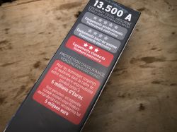 Zbliżenie na opakowanie listwy Brennenstuhl z opisem ochrony 13500 A