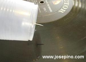 Gramofon ze szpilki i kubka plastikowego