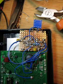 Modyfikacja marketowego multimetru DT830, dająca zakresy napięć i prądów 100x mniejsze.