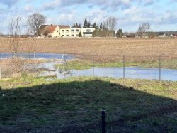 Jak zbudować fundament pod mur oporowy na zalewanej działce?