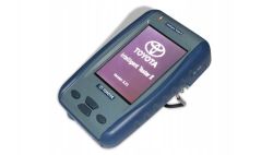 Diagnostyczny tester samochodowy Toyota Intelligent Tester II z wyświetlaczem na ekranie startowym.