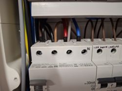 Sofar HYD 5KTL-3PH + BTS 5 kWh – falownik nie wraca automatycznie po zaniku prądu