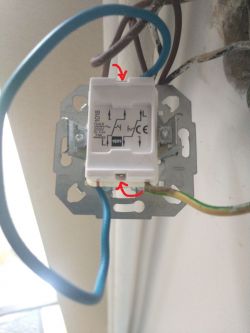 Zbliżenie na podwójny łącznik elektryczny z kolorowymi przewodami i oznaczeniami.