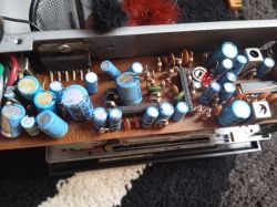 Zbliżenie na płytkę drukowaną z elementami elektronicznymi wewnątrz starego magnetofonu.