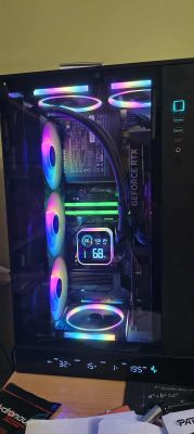 Wnętrze komputera PC z podświetlanymi wentylatorami RGB i chłodzeniem wodnym.