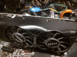 Zbliżenie na kartę graficzną MSI zamontowaną wewnątrz komputera.