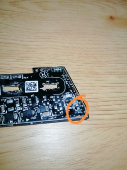 Zbliżenie na moduł LED lampy klapy bagażnika z podzespołem oznaczonym jako Z3 w obudowie SOT-23.