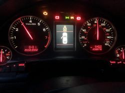 Wymiana licznika RB4 z czerwonym FIS na kolorowy w Audi A4 b6 2003, konfiguracja kablem KKL