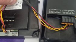 Widok zbliżeniowy na urządzenie elektroniczne z przewodami i złączami