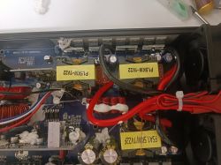 Wnętrze przetwornicy DC12V/AC230V z widocznymi komponentami elektronicznymi.