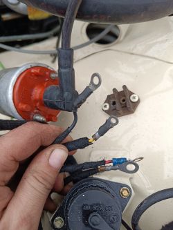 Jak podłączyć kable do cewki w Mercedesie W126 SEC 380 z 1982 r.?