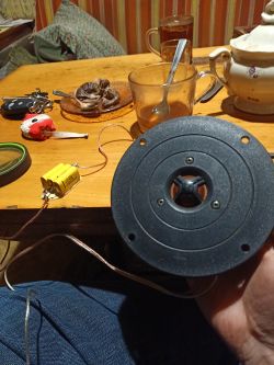 Zmniejszenie intensywności dźwięku w głośniku Tonsil o oporności 4ohm przez kondestrator 3,6uf 100v