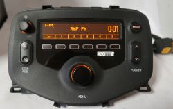 Toyota Aygo II 2016 - czy radio 86120-0H040 ma BT i GPS?