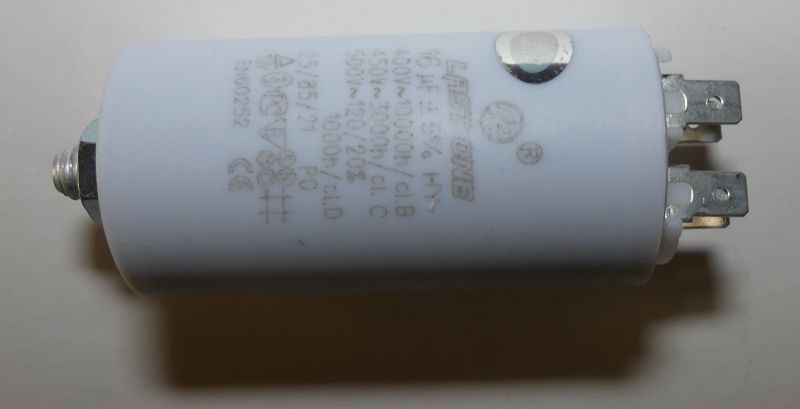 Biały kondensator cylindryczny z metalowymi złączami i nadrukowanymi danymi technicznymi
