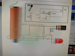 Schemat prostej cewki Tesli z 2N2222A, rezystorem 22 kΩ, LED i zasilaniem 9 V oraz rysunek uzwojeń