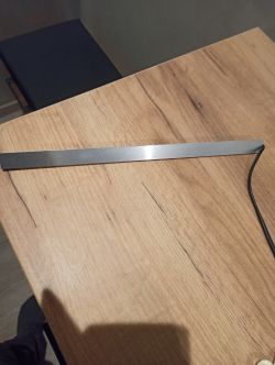 Metalowy pręt z kablem na drewnianym blacie